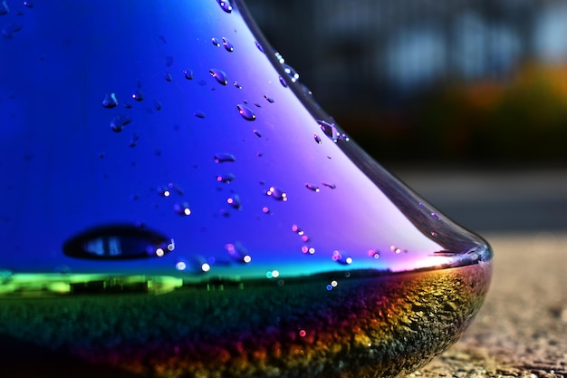 Gouttes d'eau sur un flacon en verre