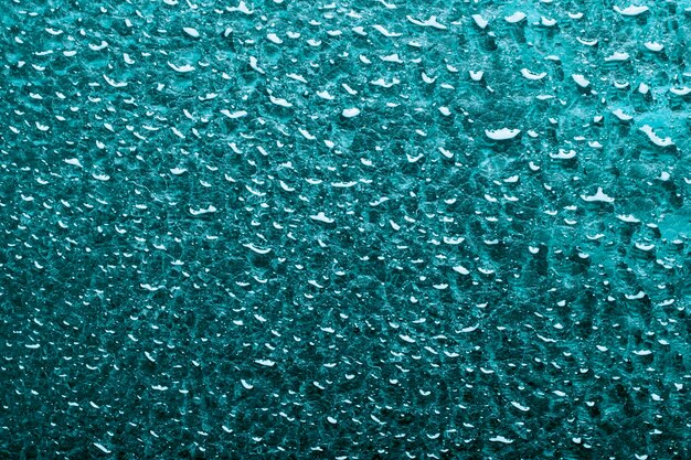 Gouttes d'eau de fond abstrait sur verre bleu ou métal