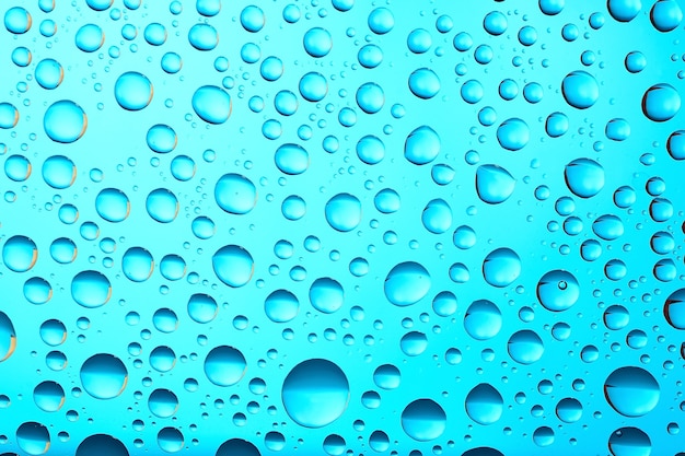 Des gouttes d'eau sur fond bleu