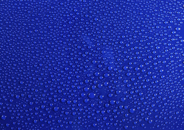 Gouttes d&#39;eau sur fond bleu