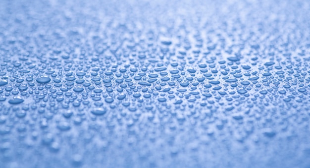 Gouttes d'eau sur un fond coloré. Gouttes de pluie, vapeur ou condensation. Fond de gouttes d'eau se bouchent