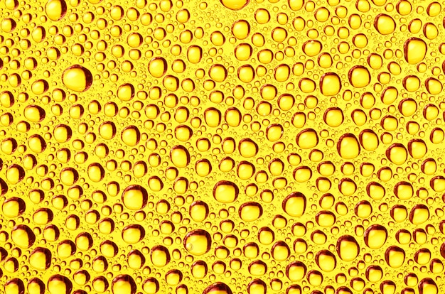 Gouttes d'eau sur fond jaune