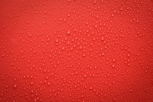 Gouttes D'eau Sur Fond Rouge.