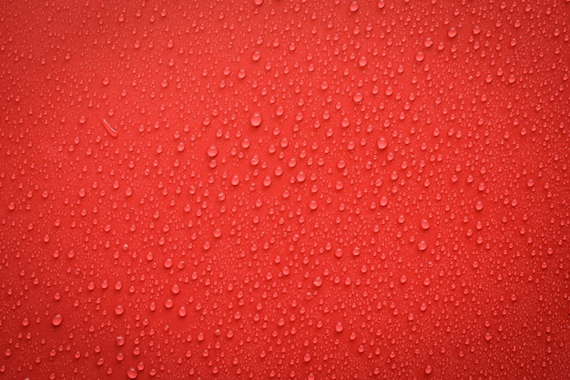 Gouttes D'eau Sur Fond Rouge.