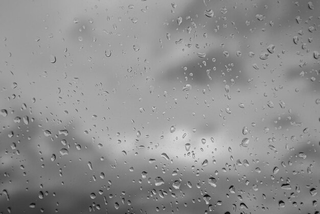 Gouttes d'eau sur un fond de verre gris