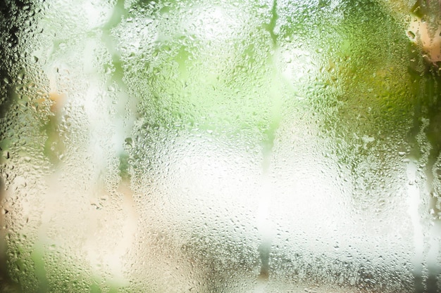 Gouttes d'eau sur fond de verre nature bokeh.