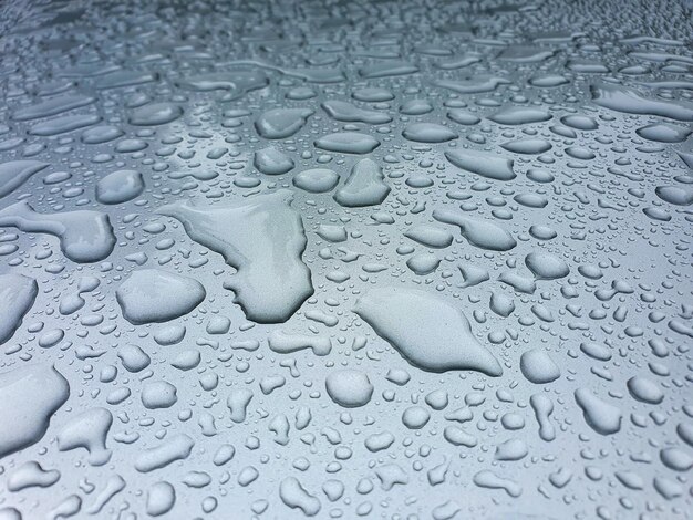 Gouttes d'eau sur fond de verre de texture de fond recouvert de gouttes de bulles d'eau dans l'eau