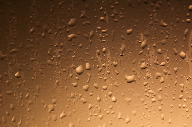 Gouttes d&#39;eau sur fond de verre