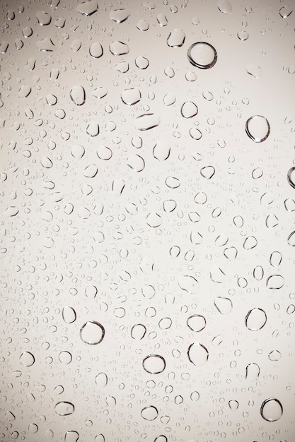 gouttes d'eau sur fond de verre.