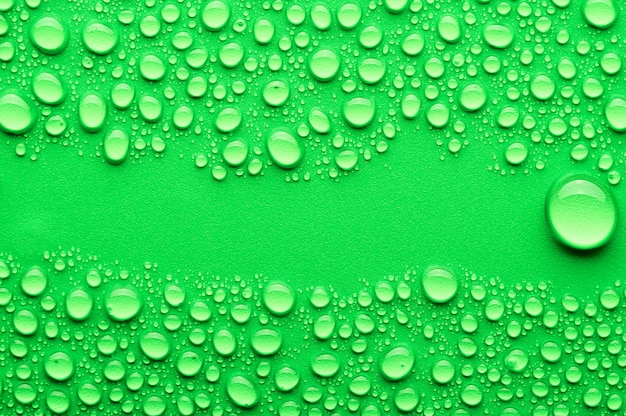 Gouttes d'eau sur fond vert