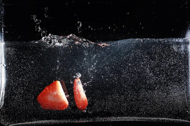 Gouttes d'eau sur fraise sucrée mûre. Fond de baies fraîches avec espace de copie pour votre texte. Concept de cuisine végétalienne.