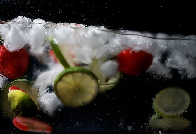 Gouttes d'eau sur les fruits sucrés mûrs et les baies. Fond de fruits frais avec espace de copie pour votre texte. Concept végétalien et végétarien.