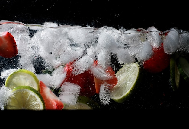 Gouttes d'eau sur les fruits sucrés mûrs et les baies. Fond de fruits frais avec espace de copie pour votre texte. Concept végétalien et végétarien.