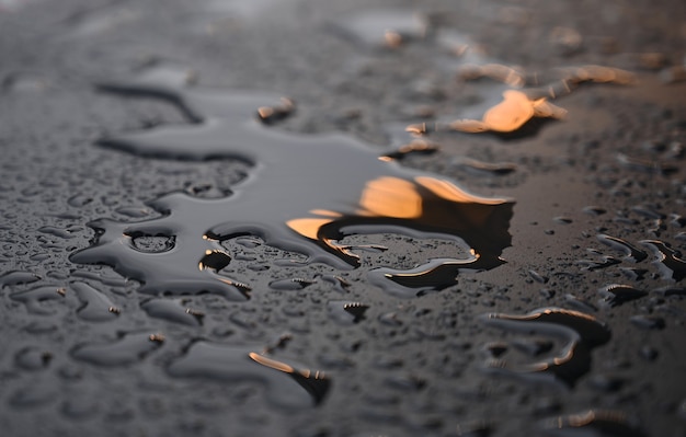 Les gouttes d'eau en gros plan sur la surface métallique peuvent être utilisées pour la conception de sites Web. Fond de texture abstraite