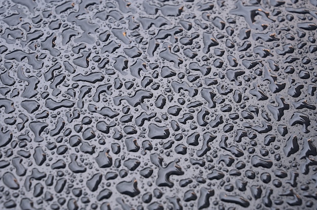 Photo les gouttes d'eau en gros plan sur la surface métallique peuvent être utilisées pour la conception de sites web. fond de texture abstraite