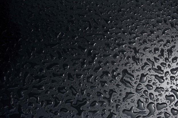 Les gouttes d'eau en gros plan sur la surface métallique peuvent être utilisées pour la conception Web. Fond de texture abstraite