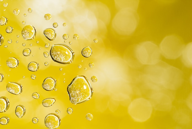 Gouttes d&#39;eau jaune abstraite sur la surface du verre