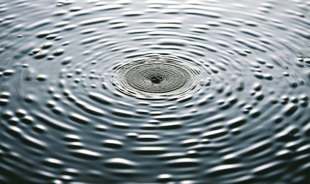 Photo des gouttes d'eau ondulent la surface de l'étang