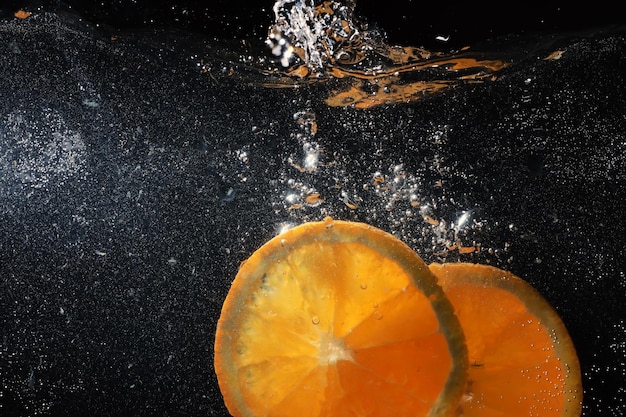 Gouttes d'eau sur orange douce mûre. Fond de mandarine frais avec espace de copie pour votre texte. Concept végétalien et végétarien.