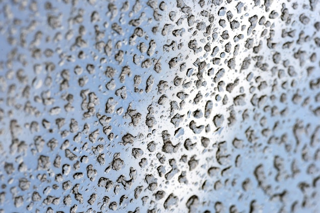 Photo gouttes d'eau de pluie sur une fenêtre en verre