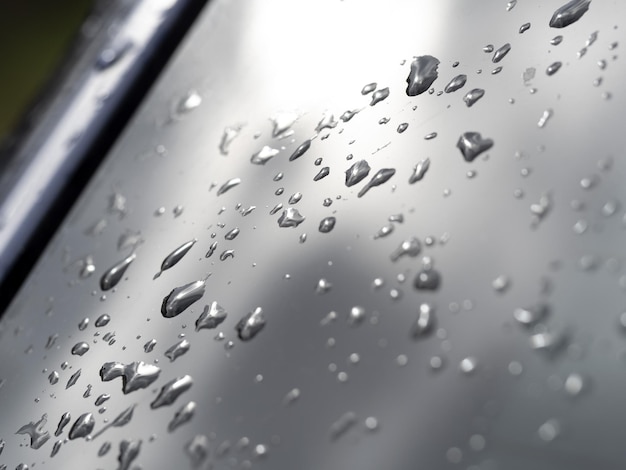 Gouttes d'eau de pluie sur une surface métallique bleue