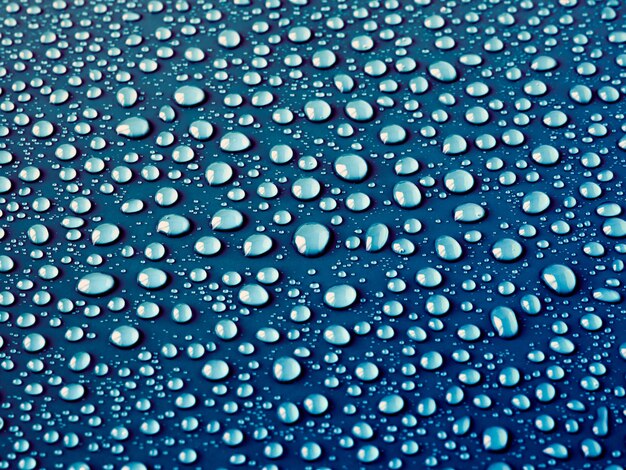 Gouttes d'eau sur la surface bleue