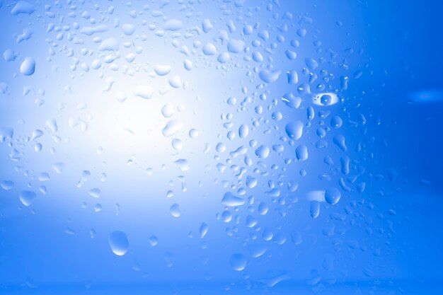 Photo gouttes d'eau sur une surface bleue