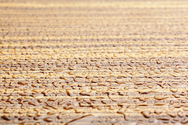 Gouttes d'eau sur une surface en bois