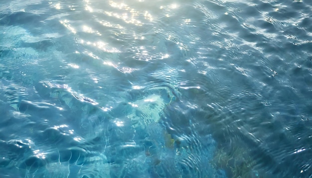 Des gouttes d'eau sur une surface métallique en arrière-plan