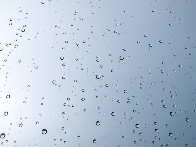 gouttes d'eau de surface. Modèle naturel de gouttes de pluie. Gouttes de pluie sur les vitres