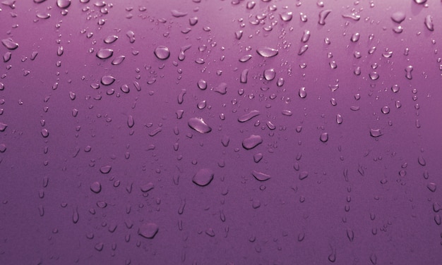 gouttes d&#39;eau sur la surface de la voiture