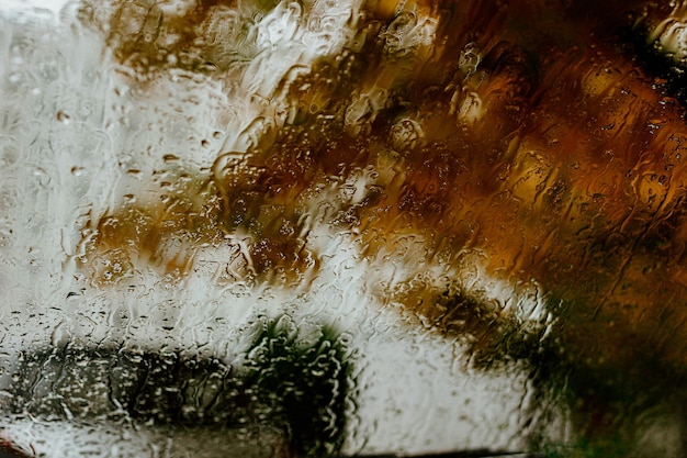 gouttes d'eau de texture d'automne sur le verre en automne