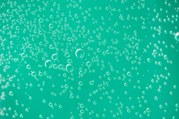 Gouttes d'eau sur la texture de fond vert. Toile de fond en verre recouverte de gouttes d'eau. bulles vertes