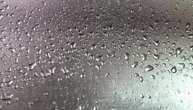 Gouttes d'eau sur une texture de surface métallique