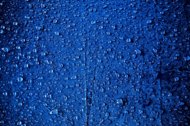 Gouttes d'eau sur le tissu bleugouttes d'eau sur fond bleu