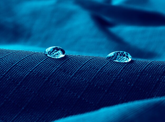 Gouttes d'eau sur le tissu de la membrane imperméable