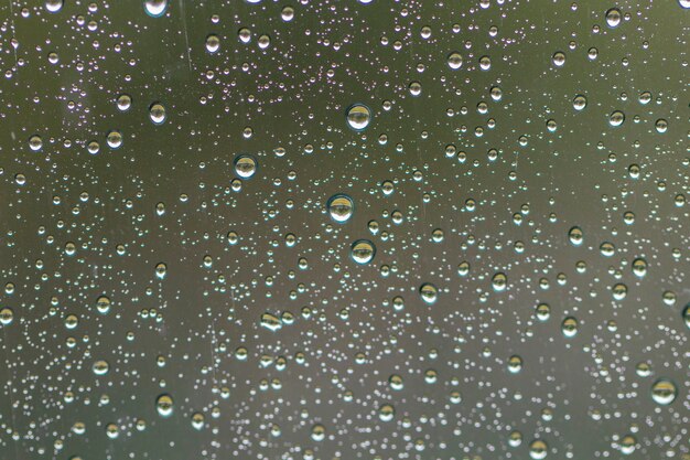 Gouttes d'eau sur verre après fond de pluie