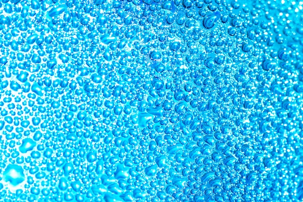 Gouttes d&#39;eau sur le verre bleu