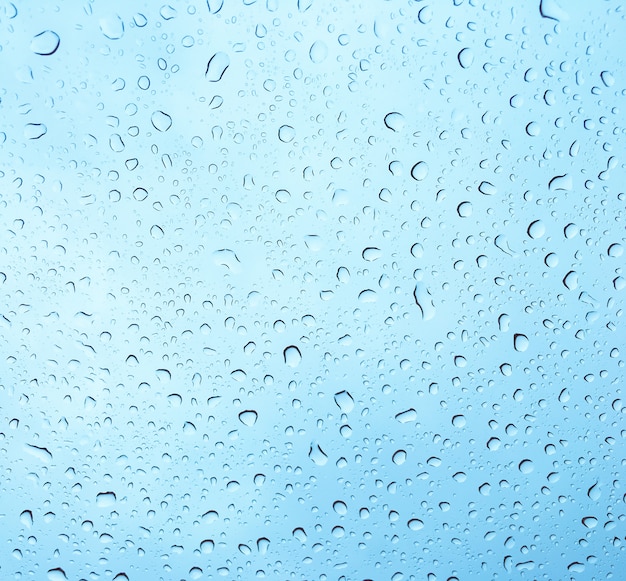 Gouttes d'eau sur le verre ou la pluie