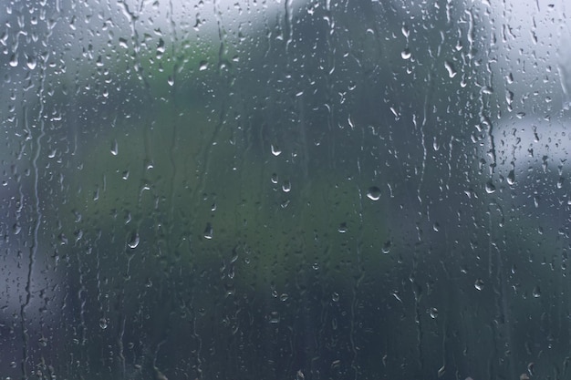 Les gouttes d'eau sur le verre sont des gouttes de pluie.