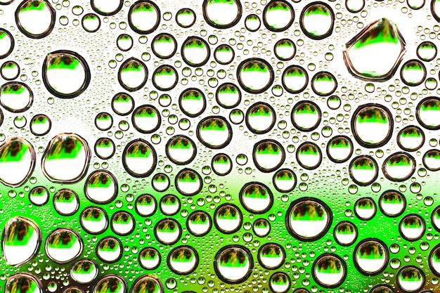 Gouttes d'eau sur verre transparent vert