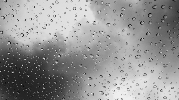 Des gouttes d'eau sur le verre
