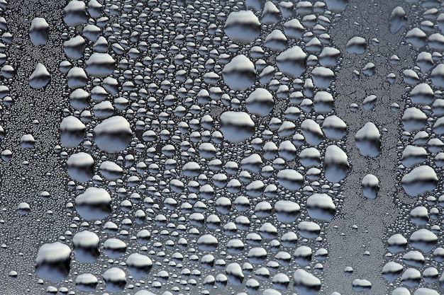 Gouttes d'eau sur le verre