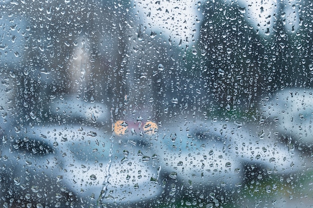 Gouttes d'eau sur le verre