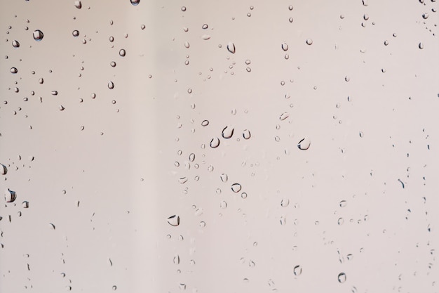 Gouttes d&#39;eau sur le verre.