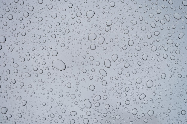 Gouttes d'eau sur la vitre après la pluie