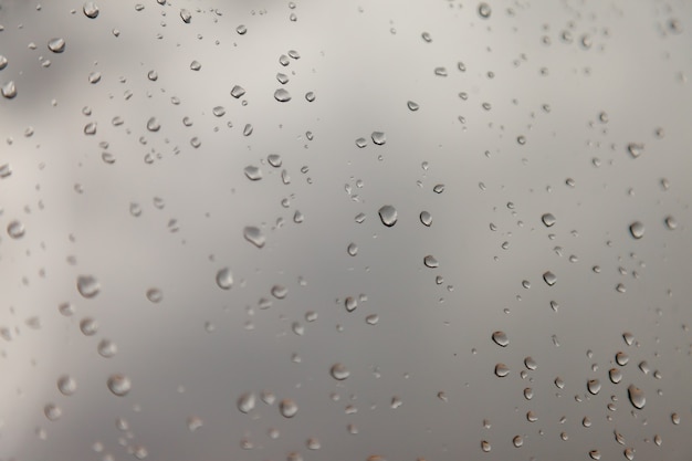 Gouttes d'eau sur la vitre. Texture de gouttes de voda. Gouttes de pluie sur verre transparent de pare-brise de voiture, gouttes de pluie. Gouttes sur fond transparent. Milieux d'eau avec des gouttes d'eau. Temps de pluie