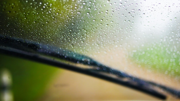 Gouttes d'eau sur une vitre de voiture