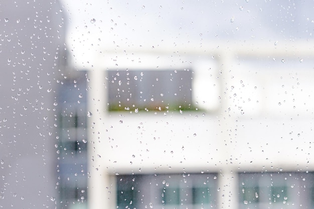 Gouttes d'eau sur la vitre