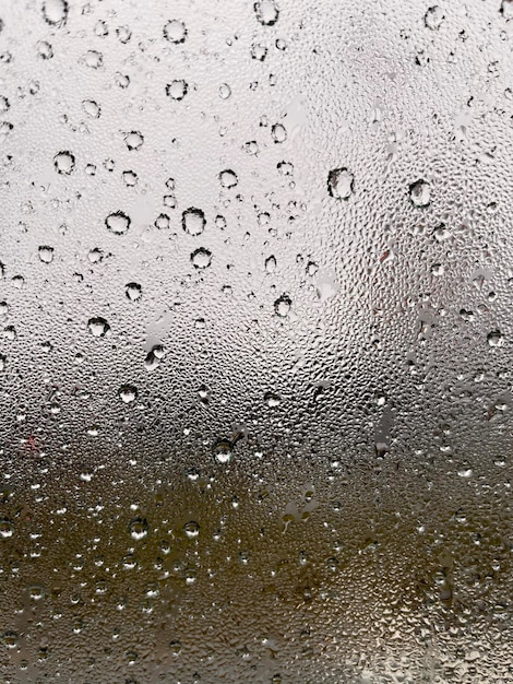 Gouttes d'eau sur la vitre